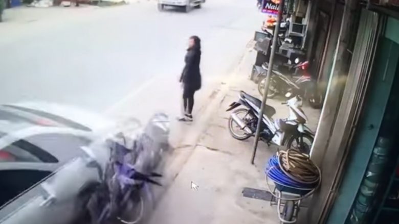 Për pak centimetra vetura nuk e godet vajzën në Vietnam (Video)