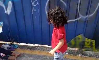 Nëntëvjeçari ndalet në rrugë për t’ia falur atletet dhe çorapet vogëlushit të pastrehë në Malajzi (Video)