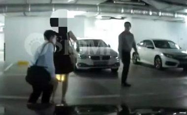 Gruaja nga Singapori habitet duke biseduar me dikë, personi i panjohur i afrohet nga pas dhe ia fut telefonin nën fustan për ta fotografuar (Video)