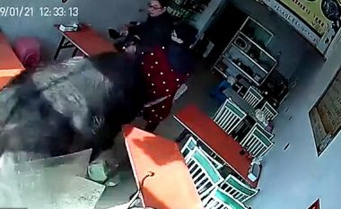 Demi i tërbuar ikën nga thertorja dhe futet në një restorant kinez, lëndon rëndë dy persona (Video, +18)