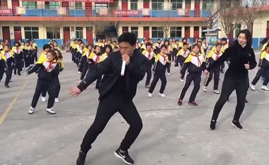 Drejtori i shkollës kineze bëhet hit në internet, vallëzon me nxënësit çdo mëngjes (Video)