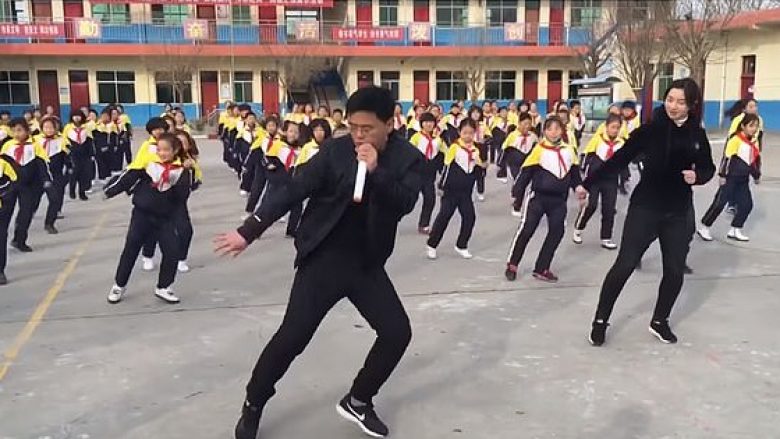 Drejtori i shkollës kineze bëhet hit në internet, vallëzon me nxënësit çdo mëngjes (Video)