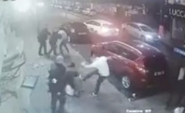 Rrahje masive mes një grupi të rinjve dhe sigurimit të një lokali në Liverpool, kamerat e sigurisë filmojnë gjithçka (Video, +18)