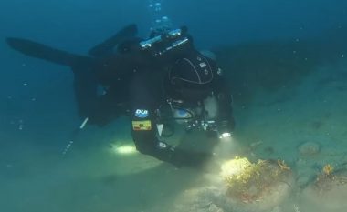 Zhytësit italianë rastësisht zbulojnë artefakte mbi dymijë vite të vjetra – e gjitha ndodhi në 50 metra thellësi (Foto/Video)