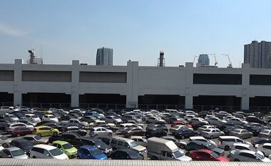 Për të shmangur pagesën në vende tjera, qindra mijëra shoferë në Bangkok parkojnë veturat pak centimetra larg njëra-tjetrës në një parking pa pagesë (Video)