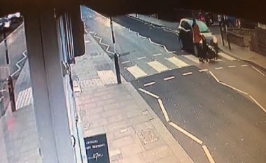 Shoferi nuk arrin të frenon me kohë, godet karrocën e foshnjës në vija të bardha në Londër – për fat të mirë shpëton (Video, +16)