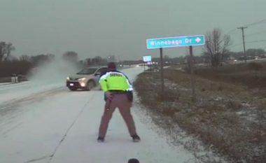 Shoferi humb kontrollin mbi timonin e veturës që rrëshqet në rrugën me borë e akull, për pak sa nuk e godet policin amerikan (Video)