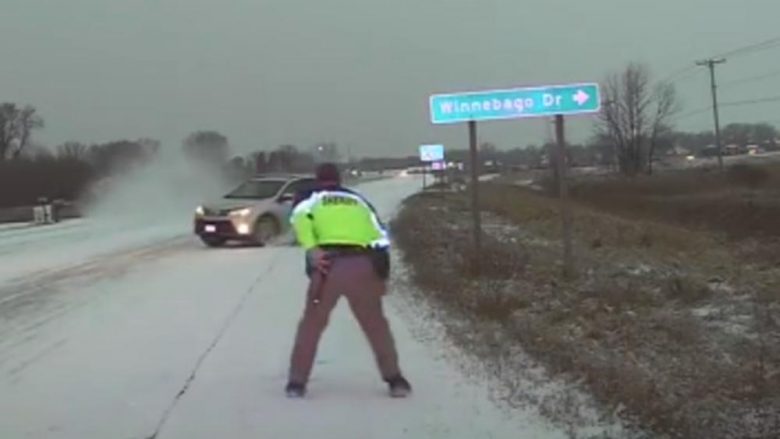 Shoferi humb kontrollin mbi timonin e veturës që rrëshqet në rrugën me borë e akull, për pak sa nuk e godet policin amerikan (Video)