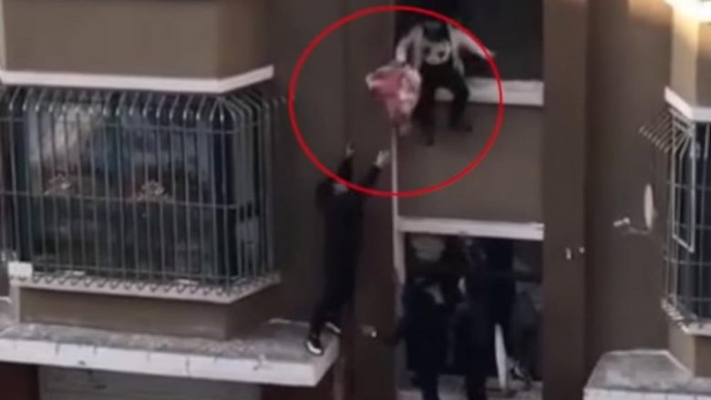 Tentonte të kërcente nga dritarja për t’i shpëtuar zjarrit, kinezes i rrëshqet nga dora foshnja – ekipi i shpëtimit reagon shpejt duke e kapur (Video)