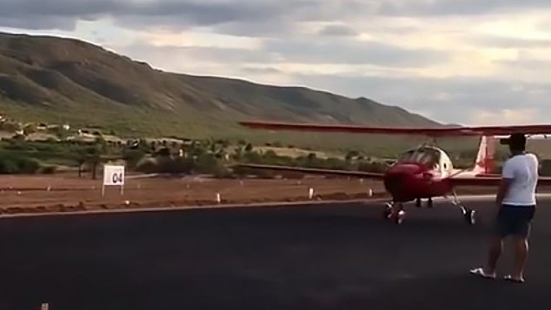 Deshi ta filmojë aeroplanin e vogël duke u ngritur në ajër, burrit goditet me krahun e majtë të fluturakes – shpëton më lëndime të lehta trupore (Video)