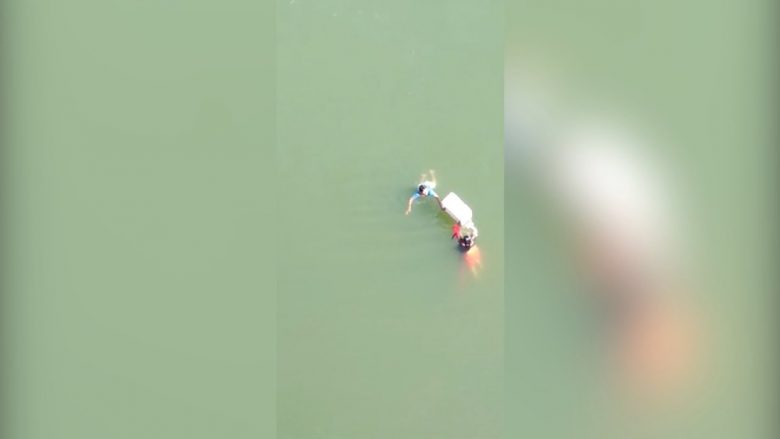 Hidhet nga ura 21 metra e lartë, për ta shpëtuar gruan që po mbytej në një lumë në Indi (Video)
