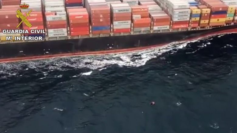 Anija transportuese për pak sa nuk e godet barkën e vogël me emigrantë, në sekondat e fundit ndërron drejtim (Video)