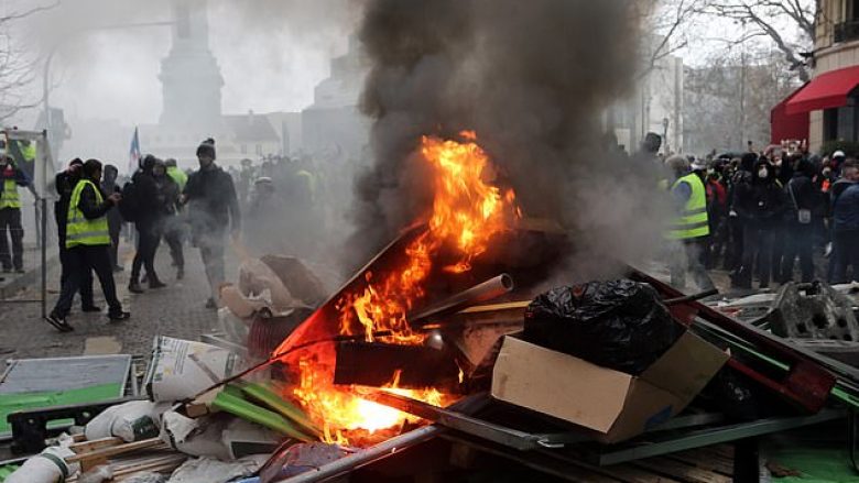 Lideri i “jelekverdhëve” goditet në sy me plumb manovrues gjatë protestave në Francë (Foto/Video, +18)