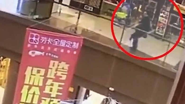 Kinezi hedh nga kati i tretë vajzën e vogël, më pas hidhet edhe vetë – mrekullisht shpëtojnë të dy (Video, +18)