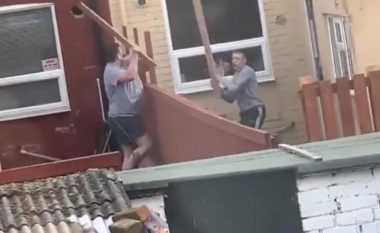 Pas një mosmarrëveshje fqinjët rrahen me dërrasa në Britani të Madhe, pamjet bëhen virale (Video)