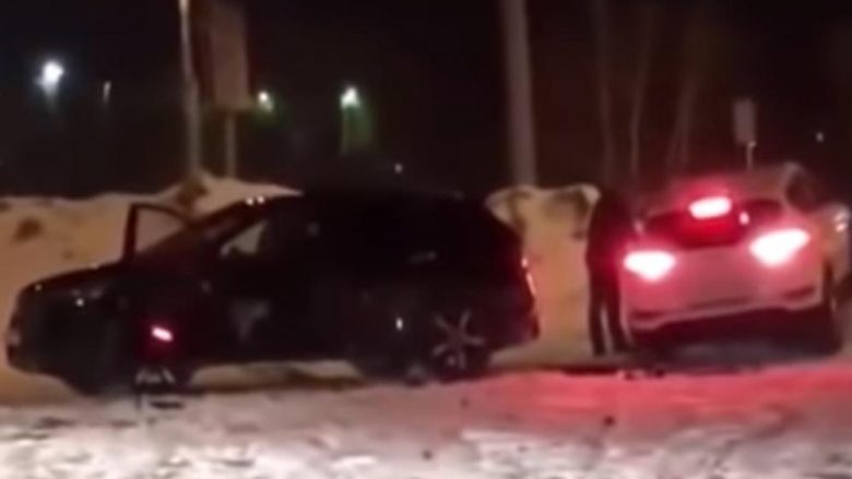E zë burrin me tjetrën, rusja u vërsulet me veturë – kalimtarët e rastit filmojnë gjithçka (Video)