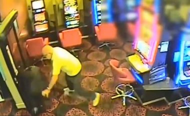 Tentoi të plaçkit kazinonë, hajni i armatosur me hanxhar nokautohet nga një 70-vjeçar në Melbourne (Video, +18)
