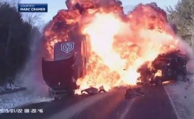 Përplaset drejtpërdrejt me një kamion gjigant, shoferi i veturës që shpërthen nga goditja shpëton (Video, +18)