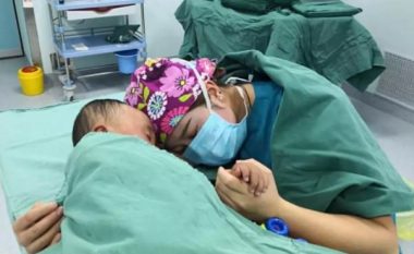 Dyvjeçari frikësohej t’i nënshtrohet ndërhyrjes kirurgjikale, infermierja kineze e qetëson dhe e vë në gjumë duke e ledhatuar (Video)