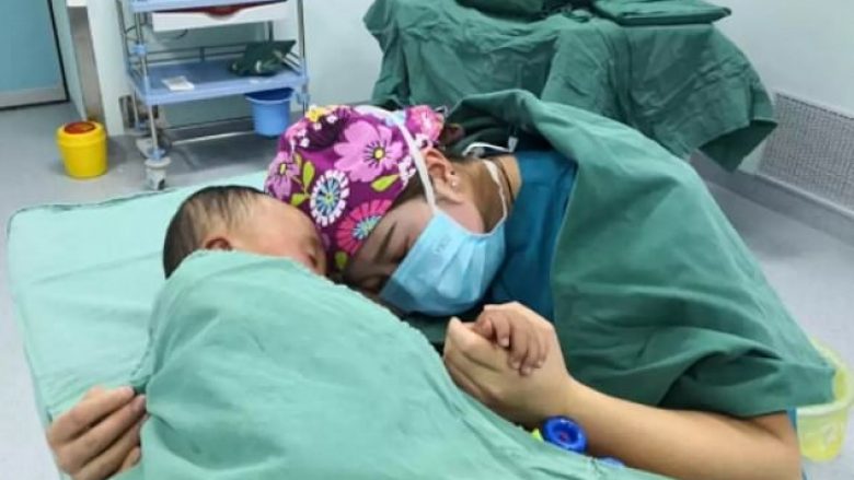 Dyvjeçari frikësohej t’i nënshtrohet ndërhyrjes kirurgjikale, infermierja kineze e qetëson dhe e vë në gjumë duke e ledhatuar (Video)