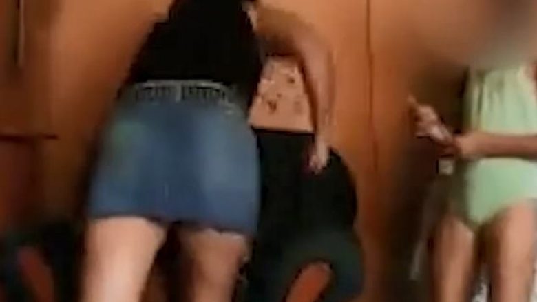 Argjentinasja rrah bijën e saj shtatëvjeçare, vetëm pse i kërkoi një filxhan çaj (Video, +18)