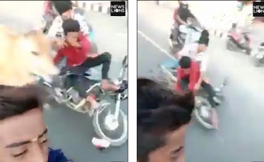Vozisnin me shpejtësi motoçikletat dhe bënin selfie, të rinjtë nga India përplasen me një lopë (Video)