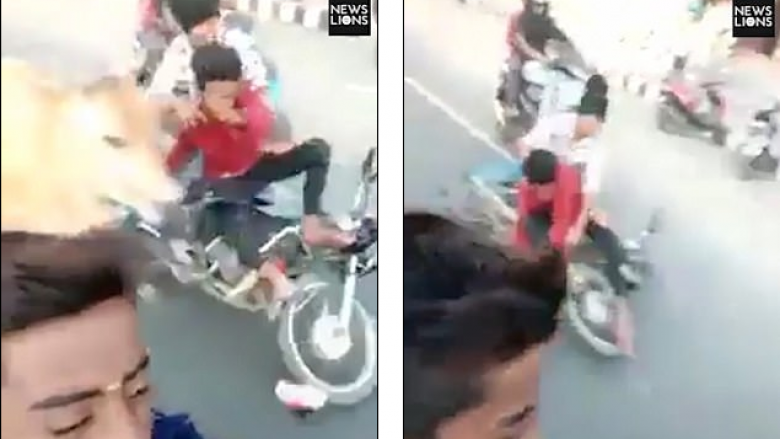 Vozisnin me shpejtësi motoçikletat dhe bënin selfie, të rinjtë nga India përplasen me një lopë (Video)
