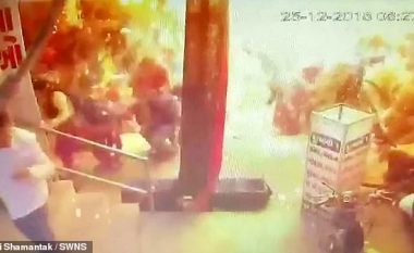 Në një treg të Indisë nga shpërthimi i balonave lëndohen katër persona – kamerat e sigurisë filmojnë gjithçka (Video, +16)