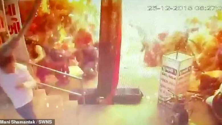 Në një treg të Indisë nga shpërthimi i balonave lëndohen katër persona – kamerat e sigurisë filmojnë gjithçka (Video, +16)
