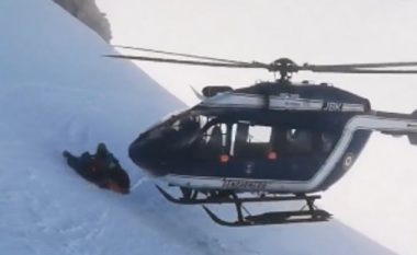 Piloti francez i helikopterit habit të gjithë me aftësitë e tij, derisa shpëtonte skiatorin e lënduar – helika e fluturakes sillej pak centimetra larg kodrës (Video)