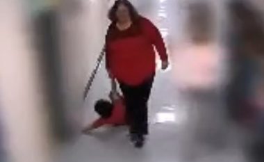 Filmohet nga kamerat duke tërhequr zvarrë nëpër korridor 8-vjeçarin me autizëm, menaxhmenti i shkollës shkarkojnë mësuesen amerikane (Video)