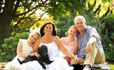 Kryeministri australian pozon karshi gruas dhe dy vajzave të tij, kritikohet për editimin e fotografisë (Foto)