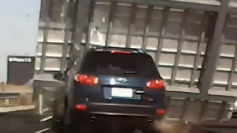 Shenja e komunikacionit i bie para veturës, 53-vjeçarja nga Melbourne shpëton “për një fije floku” (Video)