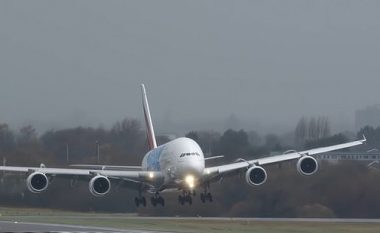 Erërat e forta bënë që aeroplani gjigant të lëviz anash, derisa piloti tentonte ta zbriste në pistën e aeroportit të Birminghamit (Video)