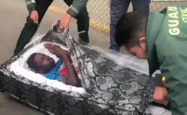 Momenti kur policia kufitare e Spanjës zë dy emigrantë, që mundoheshin të futen ilegalisht duke u fshehur në dyshekë (Video)