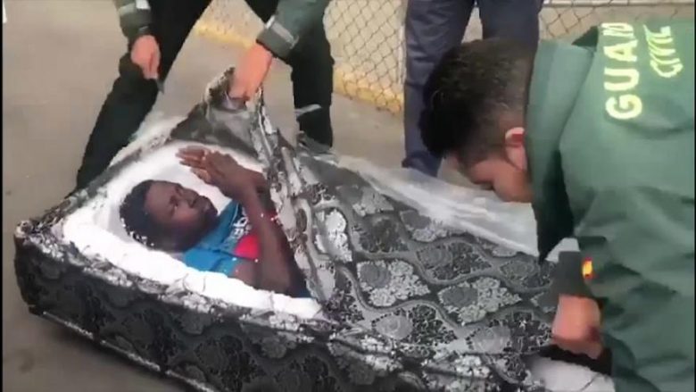 Momenti kur policia kufitare e Spanjës zë dy emigrantë, që mundoheshin të futen ilegalisht duke u fshehur në dyshekë (Video)
