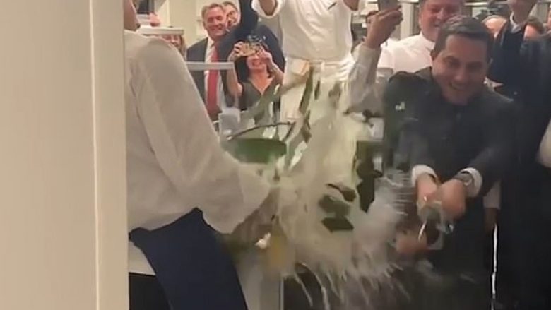 Deshi ta hapë me shpatë shishen 15-litërshe të shampanjës që kushton 1,500 funte, ajo thyhet (Video)
