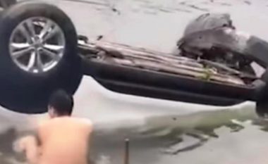 Babai me të bijën bie me veturë në lumë, kalimtari i rastit hidhet në ujë për t’i shpëtuar (Video)