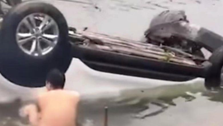 Babai me të bijën bie me veturë në lumë, kalimtari i rastit hidhet në ujë për t’i shpëtuar (Video)