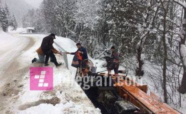 Rrotullohet kamioni për pastrimin e borës në Bogë, dy të lënduar (Foto)