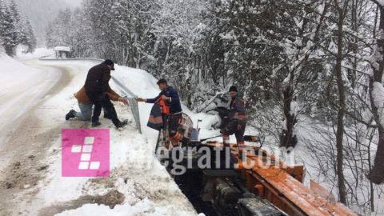Rrotullohet kamioni për pastrimin e borës në Bogë, dy të lënduar (Foto)