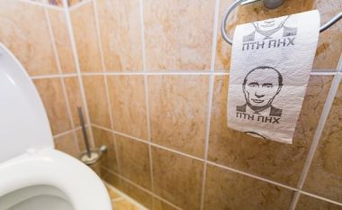 Në tualetin e Ministrit britanik të Mbrojtjes letër tualeti me fotografinë e Vladimir Putinit