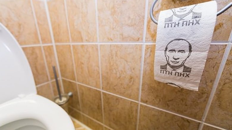 Në tualetin e Ministrit britanik të Mbrojtjes letër tualeti me fotografinë e Vladimir Putinit