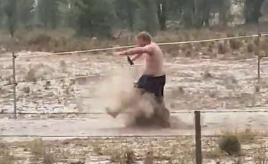 Filloi të binte shiu shumë i nevojshëm, fermeri feston gjysmë i zhveshur në baltë (Video)