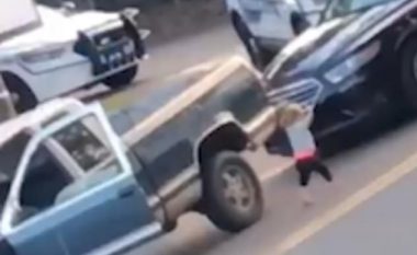 Po ia arrestonin babanë, momenti kur vogëlushja shkon drejt policisë me duart lartë (Video)