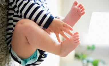 Edhe pse i ka vetëm 23 ditë që ka lindur, vogëlushi kinez habit të ëmën dhe infermieret – shqipton fjalën “nënë” (Video)