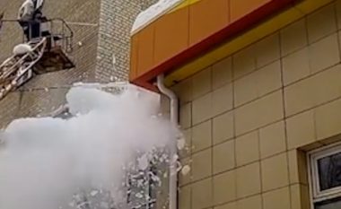Deshi ta thyej copën e madhe të akullit të varur në maje të ndërtesës që ua rrezikonte jetën, ajo shkëputet dhe shkatërron dyert e hyrjes (Video)