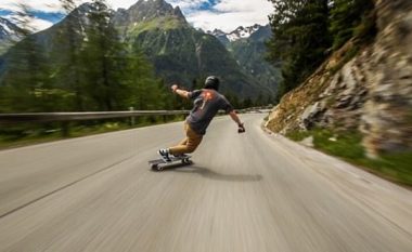 Amerikani që lëviz me skateboard me 112 kilometra në orë nëpër alpet e Francës (Video)