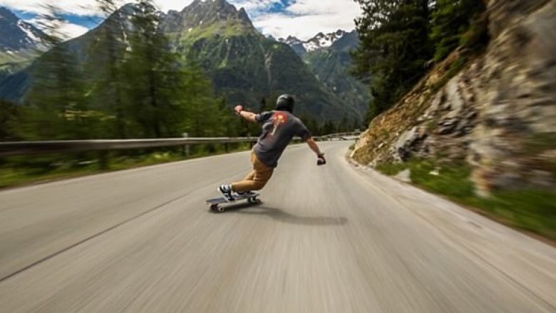Amerikani që lëviz me skateboard me 112 kilometra në orë nëpër alpet e Francës (Video)