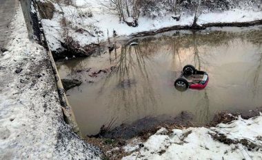 Makina rrëshqet në akull dhe bie në përrua, tetë të vdekur në Turqi (Video)